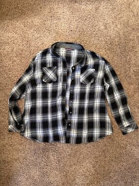 Black and White Flannel Like Shirt - XL